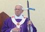 Papa Francesco a Lampedusa con la croce realizzata con il legno dei barconi