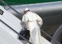 Papa Francesco con la sua valigia personale sulla scaletta dell'aereo a Fiumicino