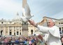 Il Papa libera una colomba durante l’udienza generale a San Pietro