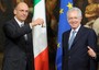Il passaggio della campanella tra Enrico Letta e Mario Monti
