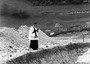 Un sacerdote prega tra le macerie a Longarone, uno dei paesi distrutti nella tragedia del Vajont
