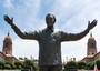 Mandela: statua Madiba a Pretoria, braccia tese verso popolo