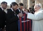 Papa: riceve coppa da S.Lorenzo e maglia 'Francisco campeon'