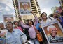 La gente in strada ricorda il leader sudafricano