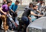 Il soccorso ad un ferito dopo un'esplosione a Damasco