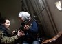 Due ribelli dentro una casa distrutta dai bombardamenti ad Aleppo