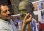Lo scultore Otello Scatolini durante la prima fase della lavorazione della statua di papa Francesco  per l'esposizione al museo delle Cere di Roma