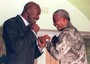 Mandela scherza con Evander Holyfield nel 1997