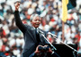 Centomila persone applaudono il primo discorso del nuovo presidente sudafricano Nelson Mandela pronunciato a Cape Town nella grande piazza della Parade, in una foto d'archivio del 9 maggio 1994