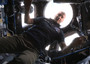 L'astronauta Luca Parmitano guarda fuori dalla Cupola (fonte: ESA, NASA)