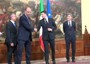 Fredda e veloce stretta di mano tra Renzi e Letta
