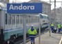 Treno deragliato:locomotore e vagone in stazione Andora