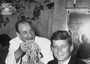 Il presidente americano John Kennedy, in visita a Roma, pranza al ristorante Alfredo, luglio 1963.  Il cameriere serve degli spaghetti al presidente.