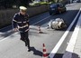 FOTO DI MASSIMO PERCOSSI - Un agente della polizia municipale effettua dei rilievi sullo scooter di Fiorello e sul luogo dove avvenuto l'incidente