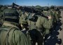 Militari, probabilmente russi, marciano davanti al territorio di soldati ucraini