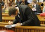 Oscar Pistorius studia le carte del processo