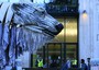 Greenpeace con orso polare gigante davanti Shell Londra