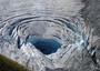 Caldo, immenso buco comparso su ghiacciaio alpino