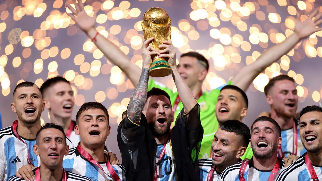 Lionel Messi, el capitán argentino, alza la copa rodeado de sus compañeros