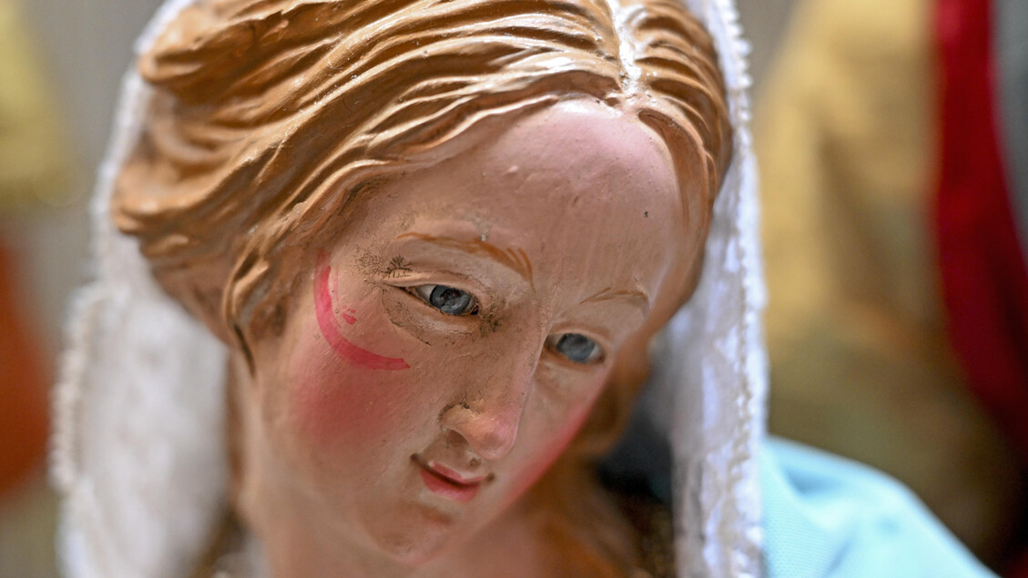 Arañazos rojos en rostros de piezas de un pesebre en Nápoles, en honor a Giulia, la joven asesinada por su expareja (ANSA)