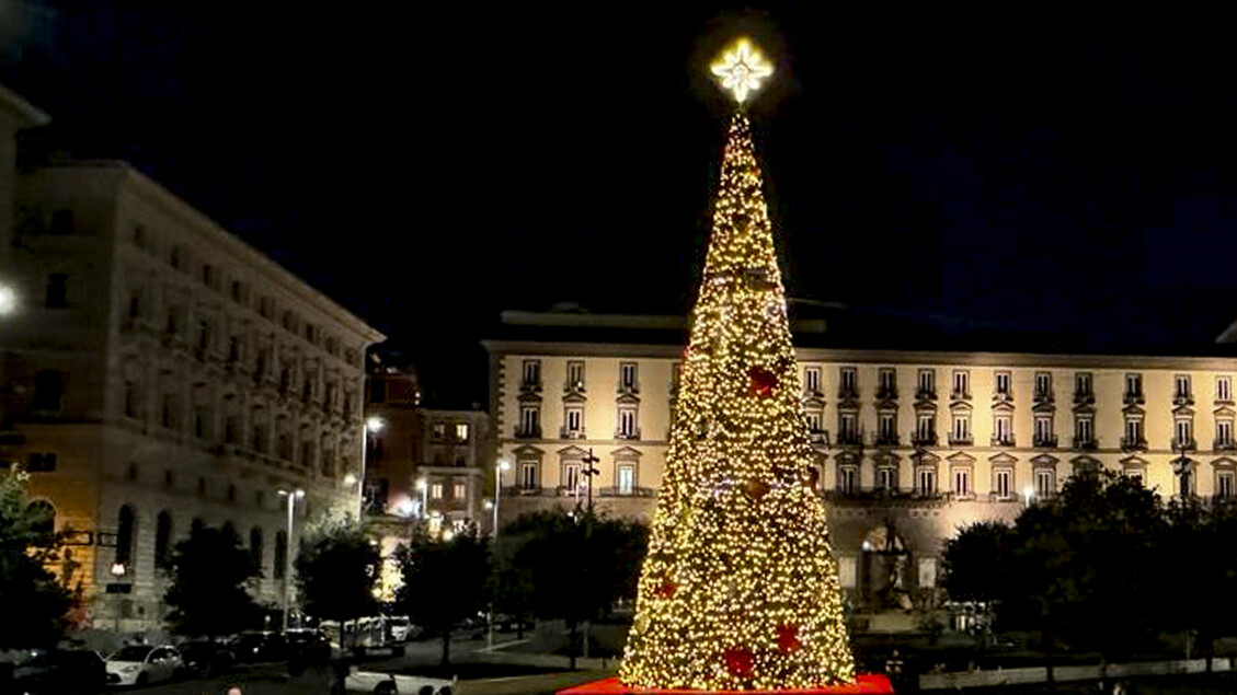 Arbol de Navidad en Plaza Municipio, en Nápoles (ANSA)