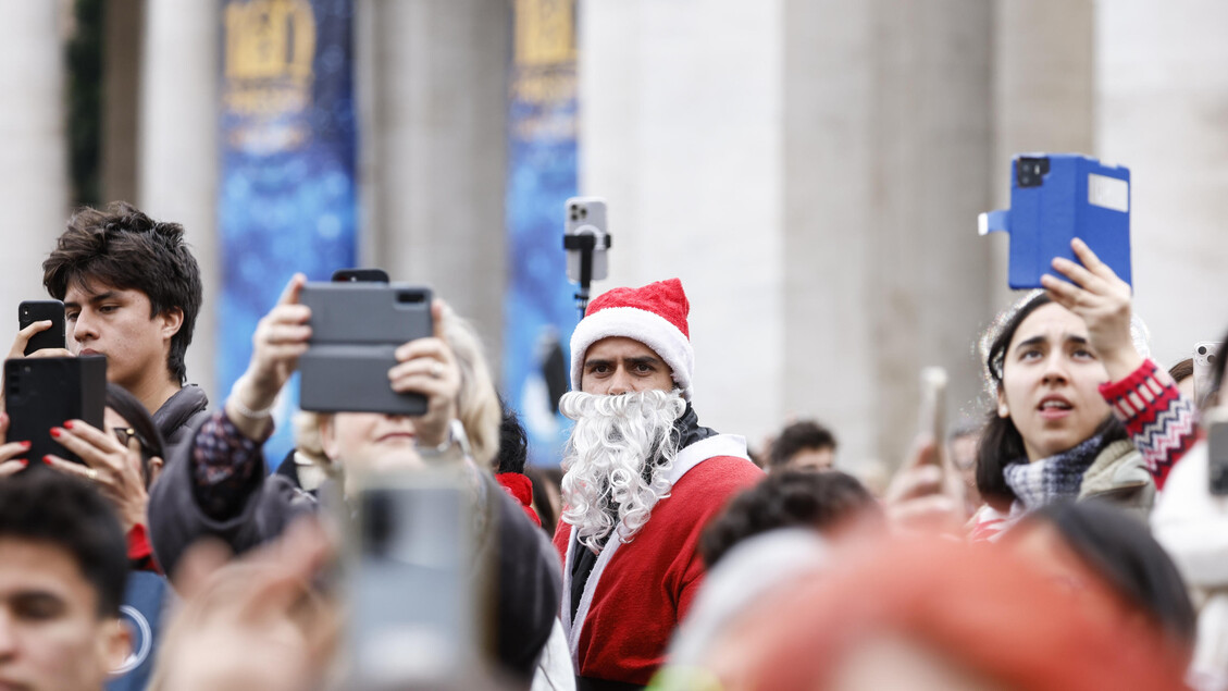 Un Santa Claus entre los fieles que escuchaban hoy al papa Francisco (ANSA)