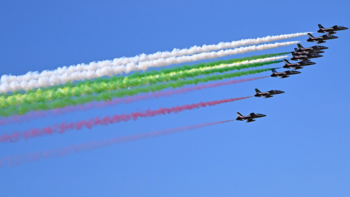 Los colores de la bandera italiana en el cielo (ANSA)