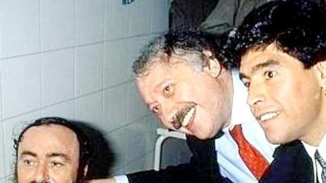 Gianni Minà junto al cantante lírico Luciano Pavarotti y el futbolista Diego Maradona (ANSA)