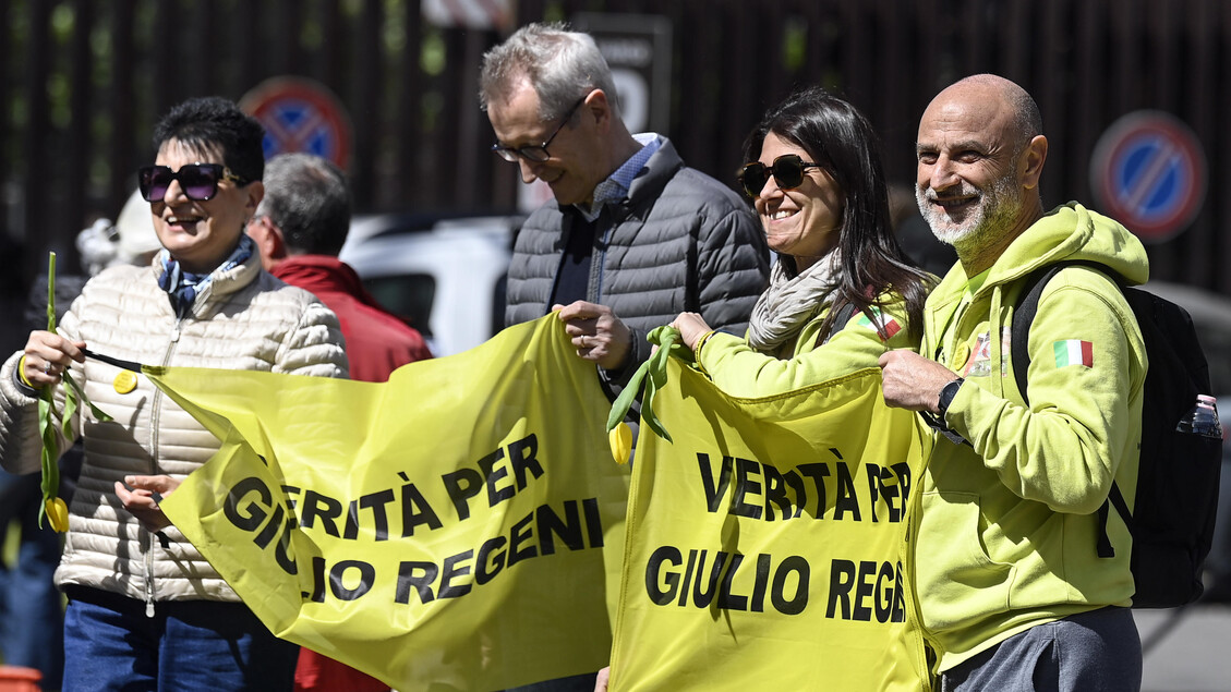 Protesta frente al Tribunal de Roma al terminar la audiencia por el caso Regeni