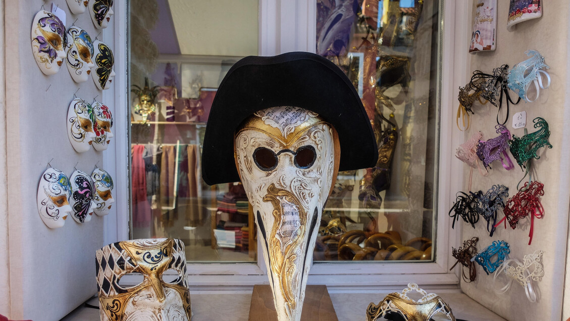Máscaras venecianas en una vidriera, en Venecia (ANSA)