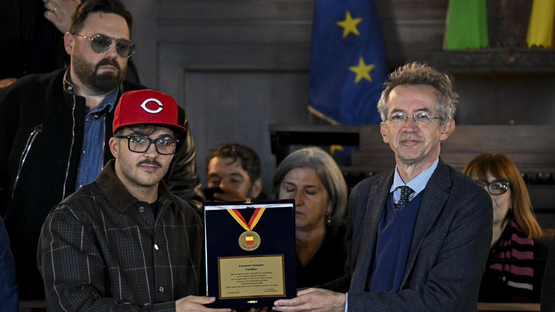 El alcalde de Nápoles, Gaetano Manfredi, entrega a Geolier una medalla de la ciudad (ANSA)