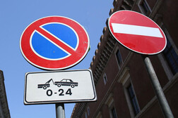 Gran recaudación por las multas de tránsito. Roma en la cima. En Milán bajan un 3%