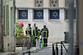 Vigili del Fuoco di fronte alla sinagoga a Rouen