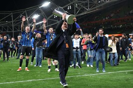Luca Percassi con el trofeo de la Europa League