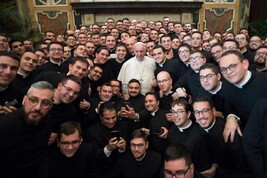 El Papa Francisco rodeado de seminaristas italianos. 
