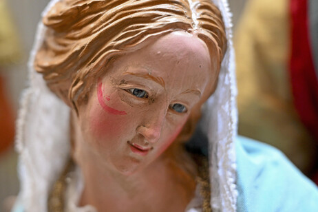 Arañazos rojos en rostros de piezas de un pesebre en Nápoles, en honor a Giulia, la joven asesinada por su expareja (ANSA)