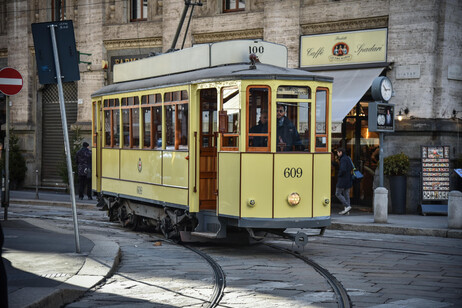 El tranvía histórico de Milán en via Cant (ANSA)
