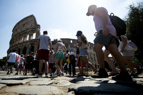 Turistas en el centro de Roma (ANSA)