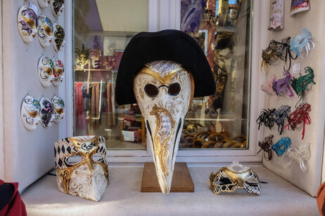 Máscaras venecianas en una vidriera, en Venecia (ANSA)