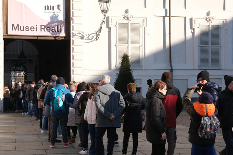 Turistas hacen fila para visitar museos en Turín, Italia (ANSA)