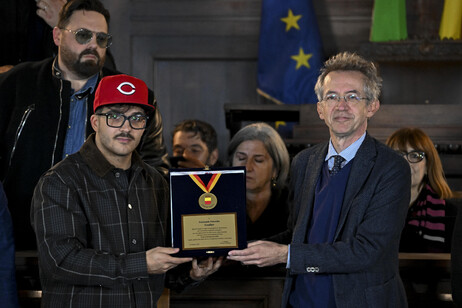 El alcalde de Nápoles, Gaetano Manfredi, entrega a Geolier una medalla de la ciudad (ANSA)
