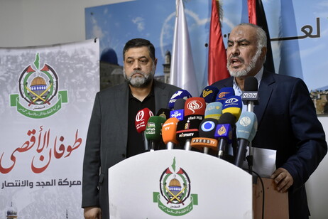 Ghazi Hamad (derecha) junto a Osama Hamdan, miembros de la oficina política de Hamás.