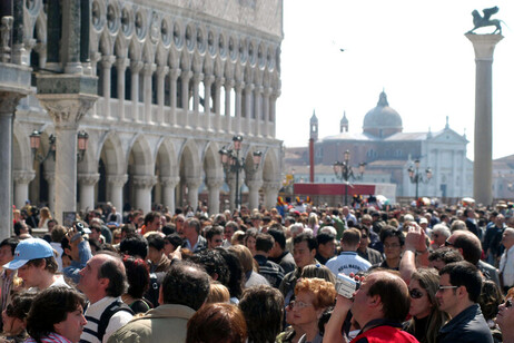 Ingresos por turismo crecen por la Pascua y los feriados puente en Italia.