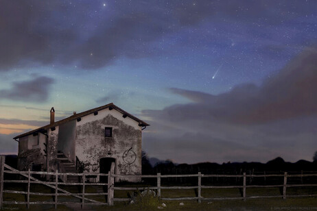 Imagen mágica, atardecer con el cometa 12P/Pons-Brook sobre una granja italiana