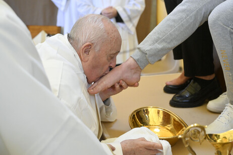 La tradicional ceremonia del lavado de pies. El Papa Francisco en una prisión de mujeres en Roma