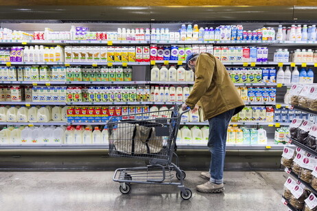 Pese al leve aumento, los productos del carrito del supermercado bajaron.