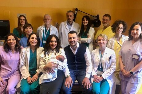Otro gran logro de la ciencia médica italiana. La mujer operada de un tumor y su bebé en el centro de la escena con el equipo del hospital Mauriziano de Turín