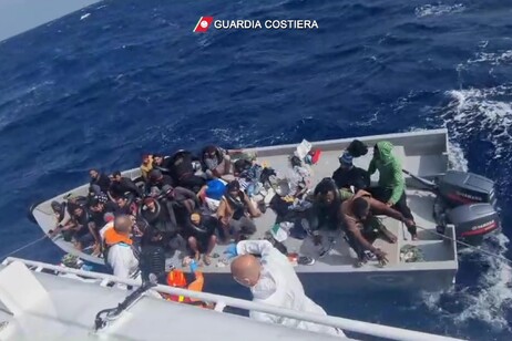 Migrantes trasladados a Lampedusa por la Guardia Costera italiana.