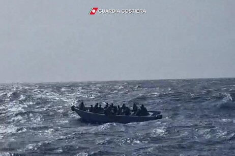 Rescate de la Guardia Costera en cercanías de la isla italiana de Lampedusa