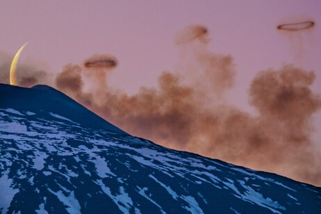 Anillos de gas sobre el Etna, junto a la faz de la luna (fuente: Marcella Giulia Pace).